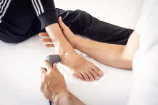 Therapeut:in behandel Patient:in mit Apparativen Therapietools